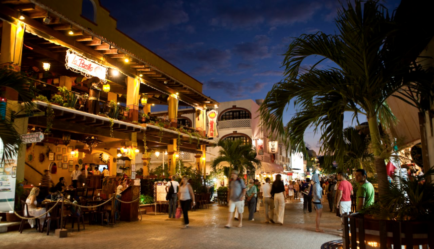 Pasear por la quinta avenida de playa de Carmen Cancún