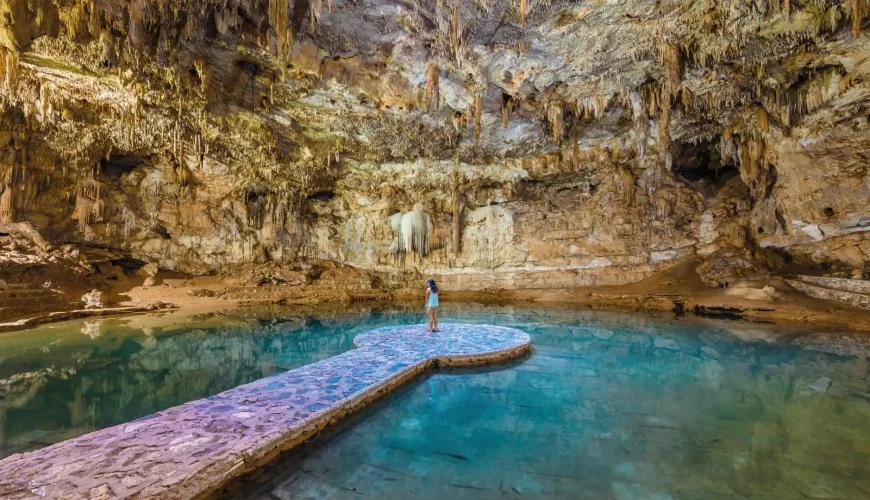 Bucear en un cenote subterráneo de la Riviera Maya