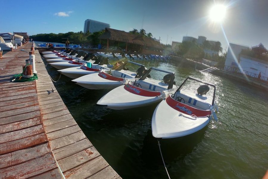 ¡Vive la Aventura Definitiva en Cancún: Conduce una Lancha Rápida en la Laguna Nichupté, Snorkel y Almuerzo Incluidos!